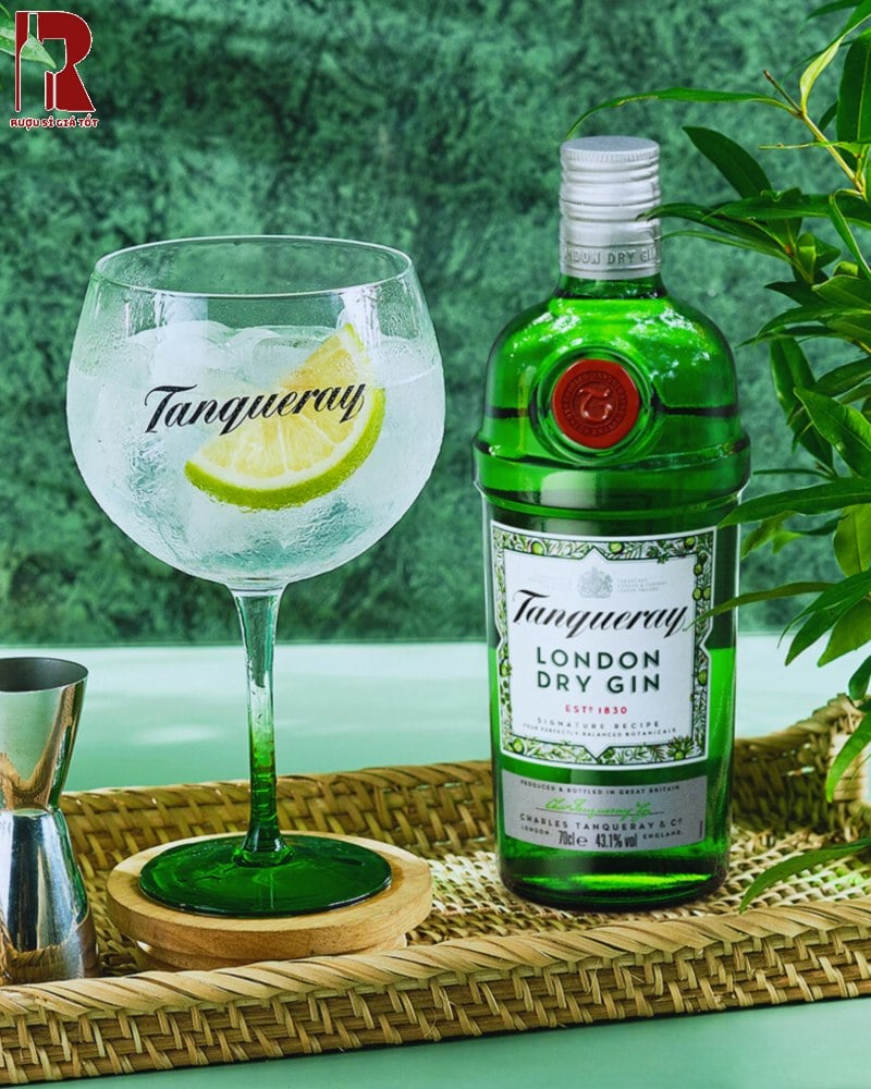 Tanqueray có quy trình sản xuất tinh tế, từ khâu chọn lọc nguyên liệu đến ngâm ủ