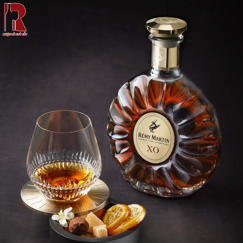 Rượu Cognac XO thường thoang thoảng mùi trái cây khô cùng vị rượu ngọt nhẹ, mượt mà