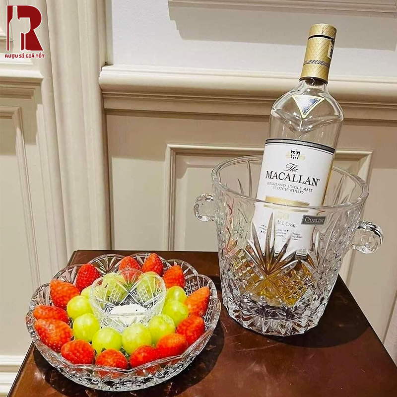 Xô ướp rượu vang pha lê là món phụ kiện cao cấp và sang trọng