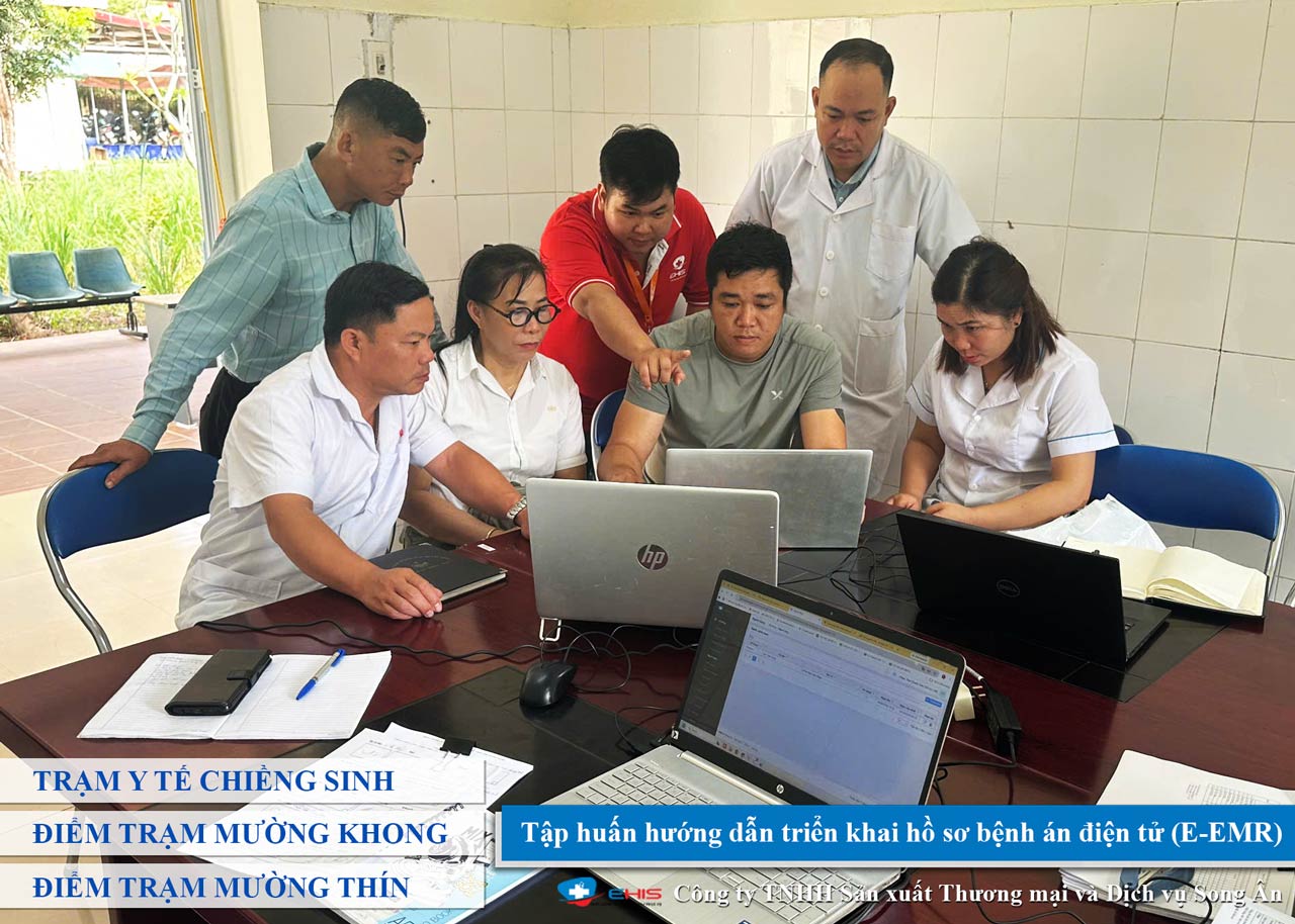 Cán bộ y tế thực hành sử dụng hệ thống bệnh án điện tử E-EMR trong buổi tập huấn