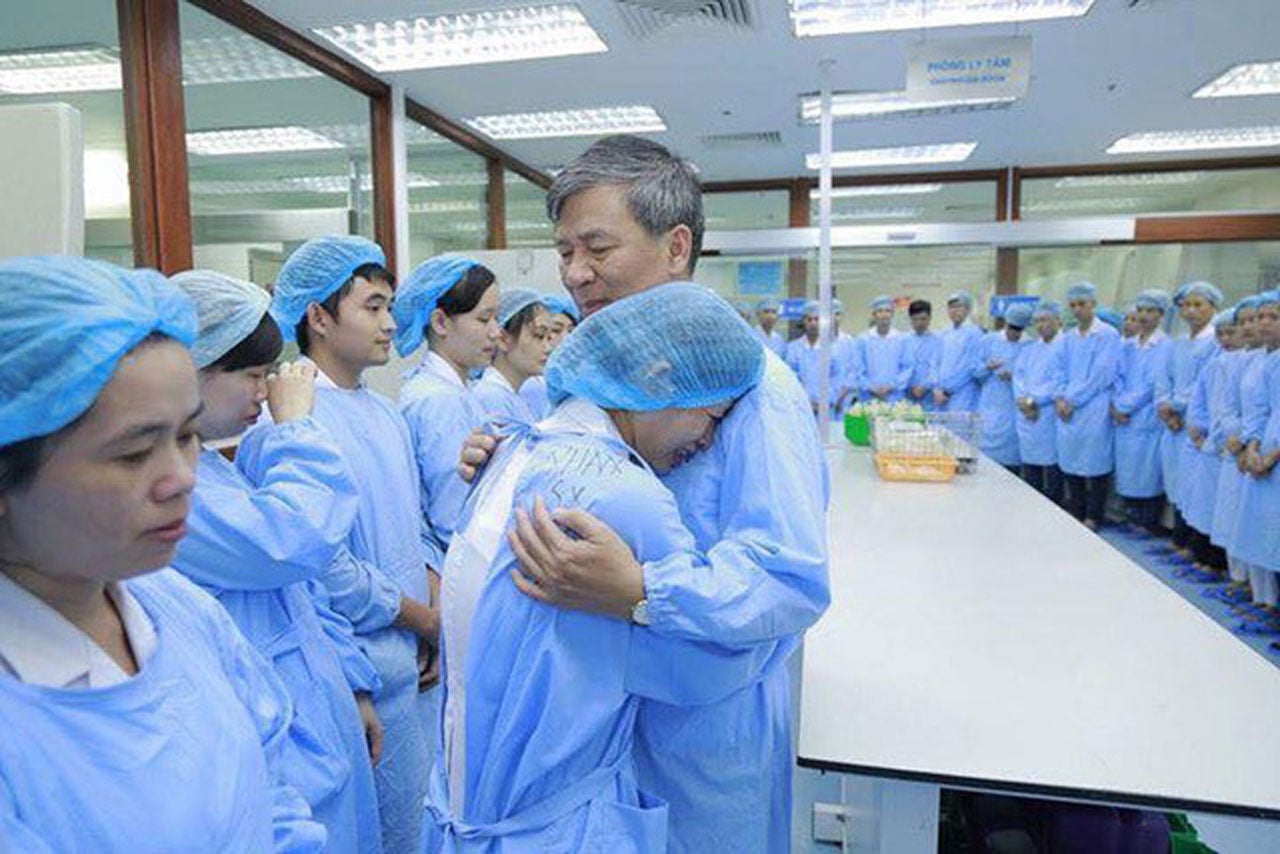 Đông đảo bệnh nhân và nhân viên y tế tham dự buổi chia tay cựu Viện trưởng Nguyễn Anh Trí