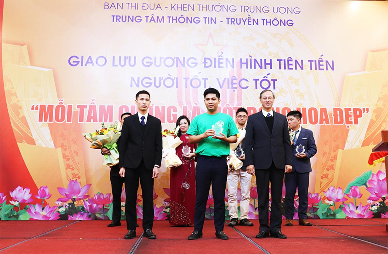 Nguyễn Tiến Huy chia sẻ hoạt động của Nhóm Hà Nội Xanh tại chương trình giao lưu gương điển hình tiên tiến