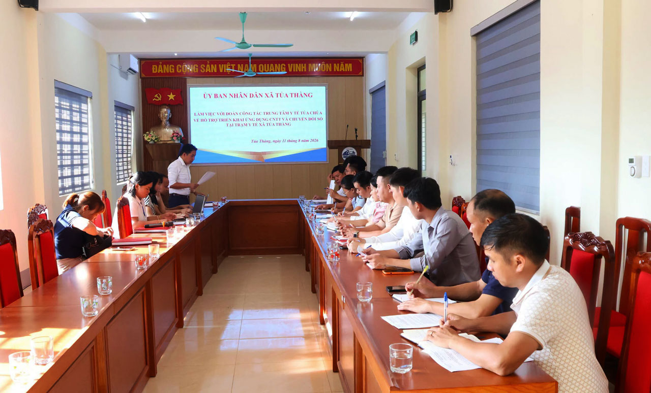 Đoàn công tác hỗ trợ chuyển đổi số tại Trạm Y tế xã Tủa Thàng