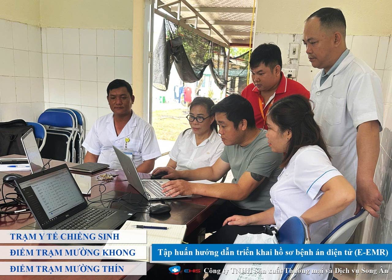Cán bộ y tế tham gia tập huấn hướng dẫn sử dụng bệnh án điện tử E-EMR tại Trạm Y tế Chiềng Sinh