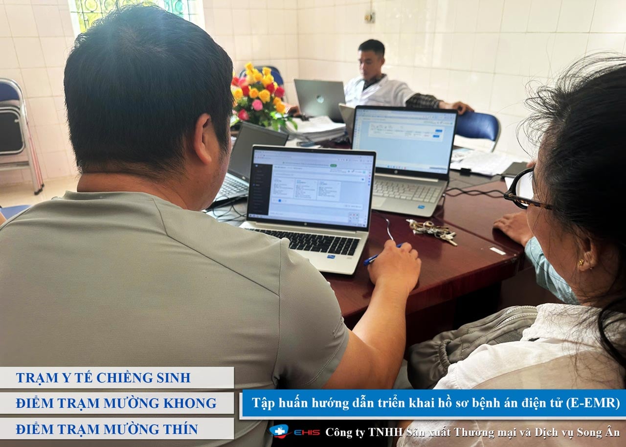 Cán bộ y tế cùng thực hành triển khai hồ sơ bệnh án điện tử E-EMR tại các điểm trạm