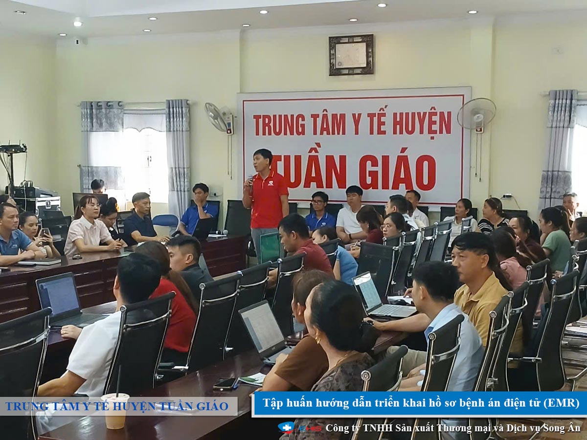 Toàn cảnh buổi tập huấn hướng dẫn sử dụng bệnh án điện tử E-EMR tại TTYT Tuần Giáo