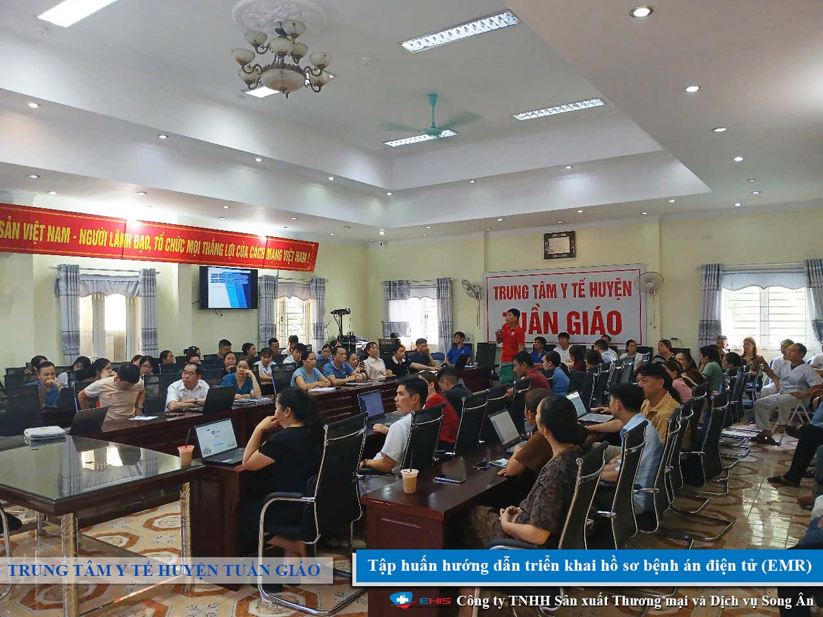 Toàn cảnh buổi tập huấn hướng dẫn sử dụng bệnh án điện tử E-EMR tại TTYT Tuần Giáo