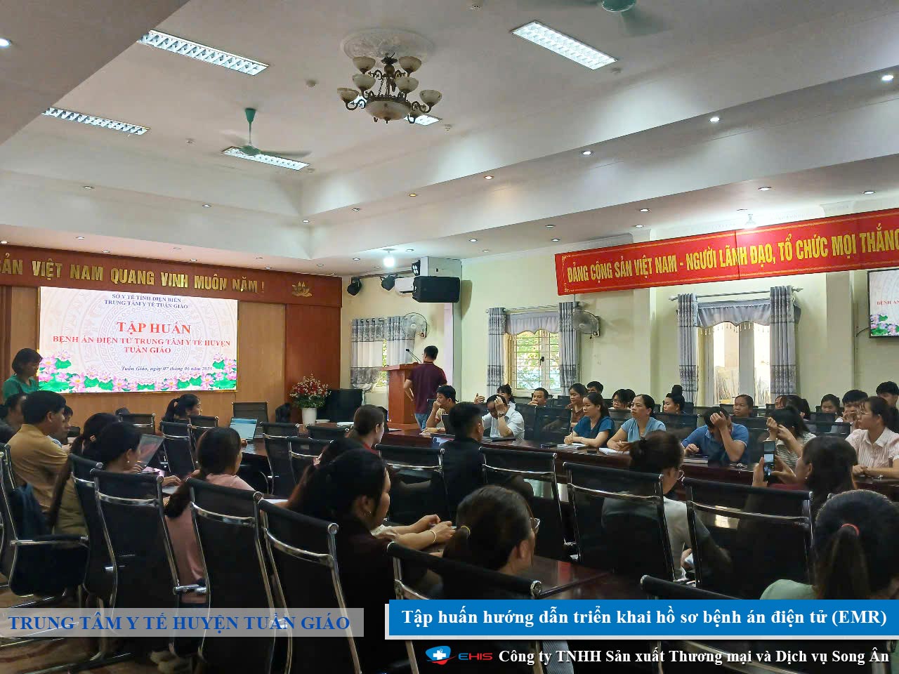 Nhân viên y tế Tuần Giáo thực hành nhập liệu hồ sơ bệnh án điện tử E-EMR