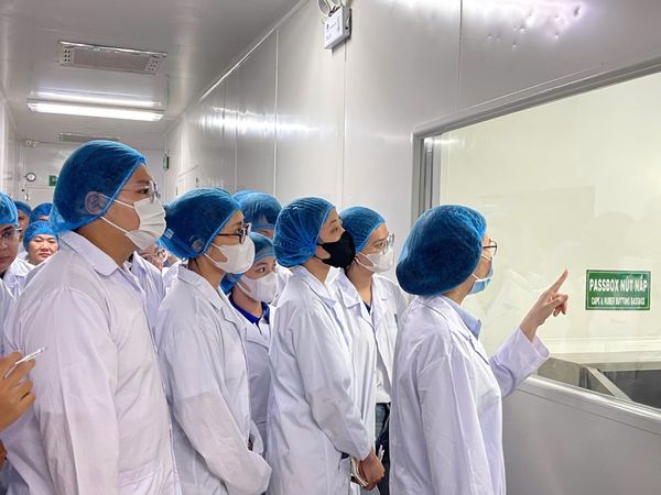 CAN THO UNIVERSITY STUDENTS VISIT VIETVET PHARMA