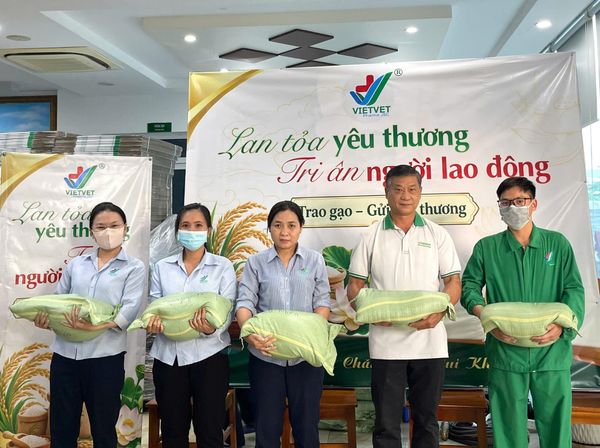 Vietvet Pharma “Trao gạo – Gửi yêu thương” mang giá trị thiết thực