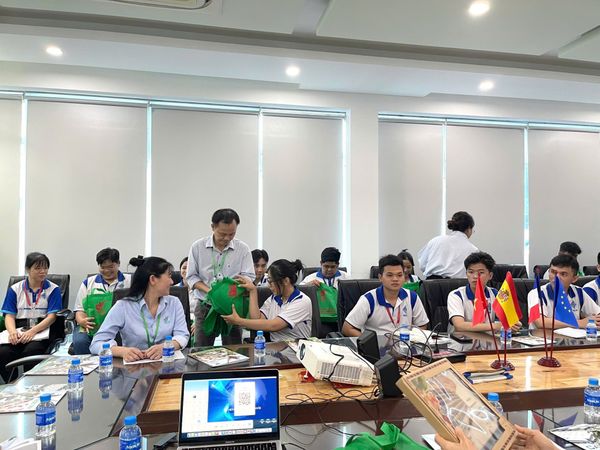 CAN THO UNIVERSITY STUDENTS VISIT VIETVET PHARMA