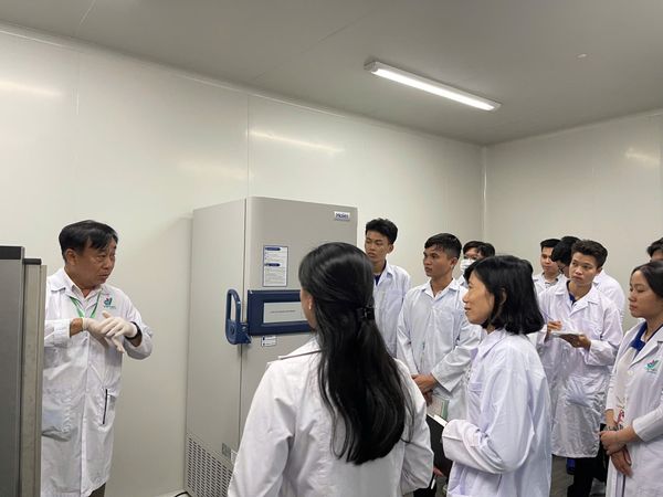 CAN THO UNIVERSITY STUDENTS VISIT VIETVET PHARMA