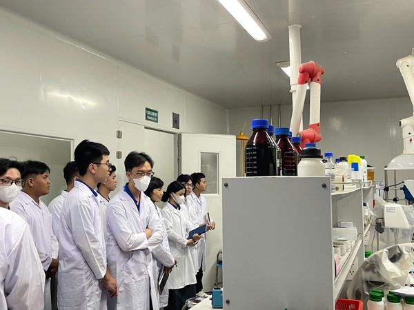 CAN THO UNIVERSITY STUDENTS VISIT VIETVET PHARMA