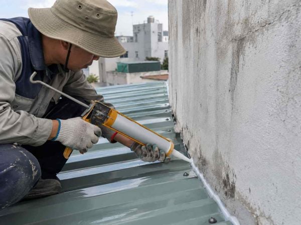 Trám kín khe nhỏ bằng vật liệu phù hợp