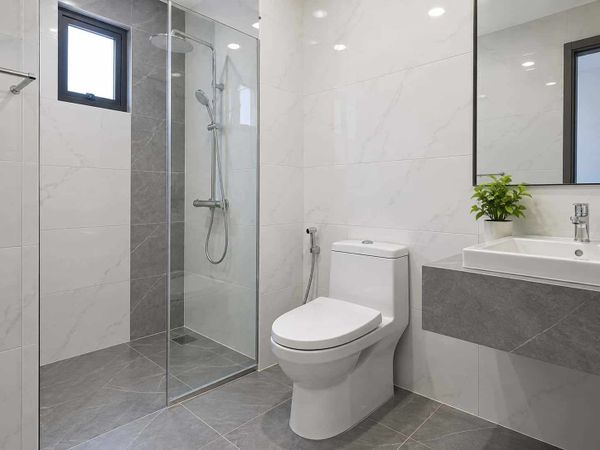 cách phối màu gạch nhà vệ sinh đẹp, trắng và xám