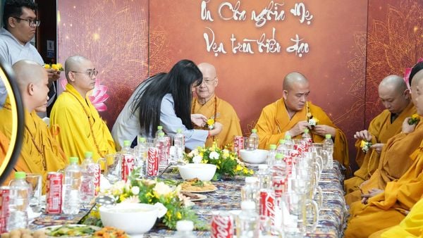 CBCNV TCT Đối Tác Chân Thật cùng cài hoa hồng lên ngực áo trong khoảnh khắc đầy xúc động của mùa Vu Lan.