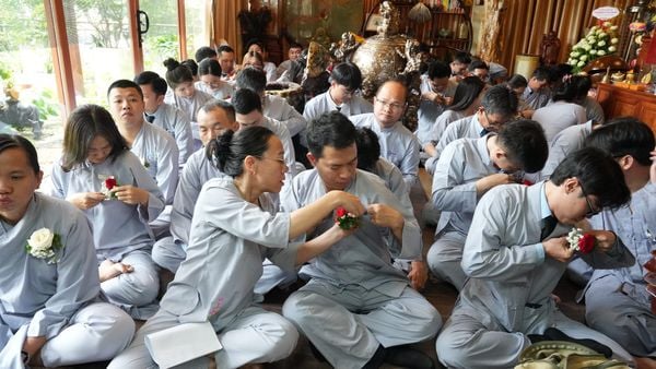 CBCNV TCT Đối Tác Chân Thật cùng cài hoa hồng lên ngực áo trong khoảnh khắc đầy xúc động của mùa Vu Lan.