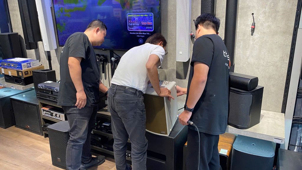 khach-trai-nghiem-celestion-tai-showroom