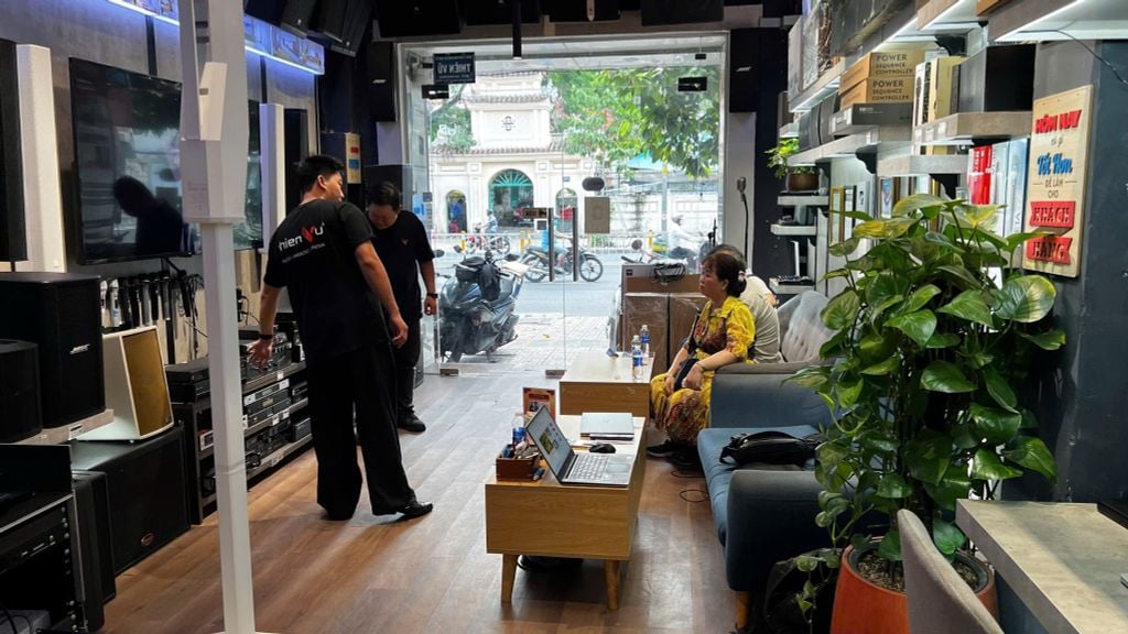 khach-hang-ghe-showroom-trai-nghiem-loa-celestion