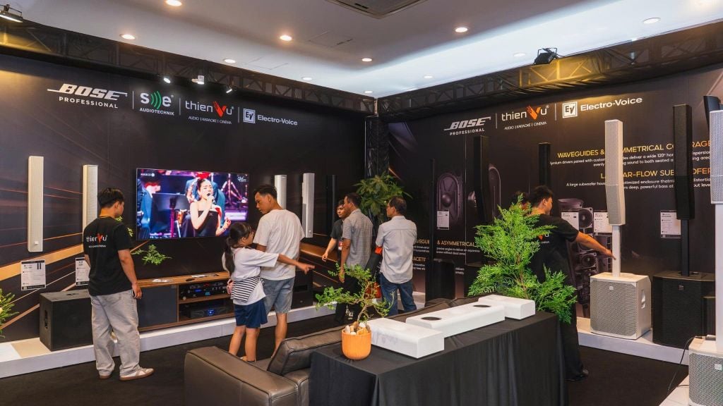 khach-hang-trai-nghiem-phong-karaoke