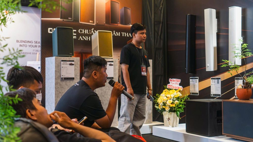 khach-hat-test-trai-nghiem-karaoke