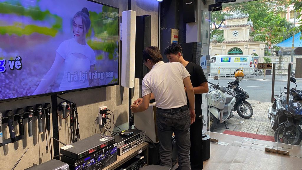 truc-tiep-trai-nghiem-loa-tai-showroom