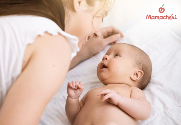 Ánh mắt và nụ cười của mẹ là ngôn ngữ đầu đời tuyệt vời nhất dành cho bé.