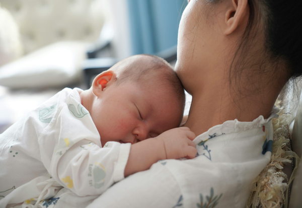 Rửa tay sạch trước khi bế trẻ sơ sinh để hạn chế vi khuẩn tiếp xúc với bé