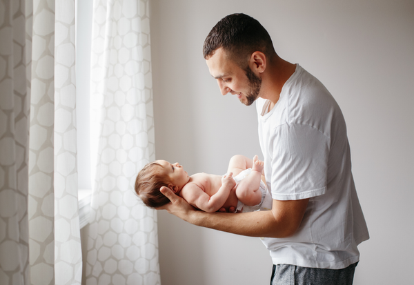 Tư thế bế ngửa đúng cách cho trẻ sơ sinh trong những tháng đầu đời