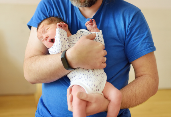 Bế trẻ sơ sinh hướng mặt ra ngoài khi bé đã cứng cổ hơn
