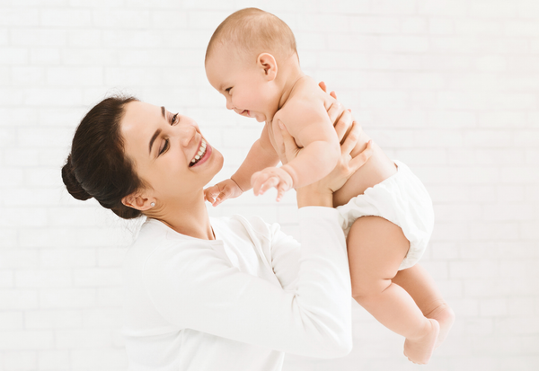 Hạn chế nhiều người thay phiên bế trẻ sơ sinh trong tháng đầu đời