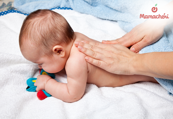 Mẹ xoa dầu tràm vào lòng bàn tay trước khi massage cho trẻ sơ sinh.