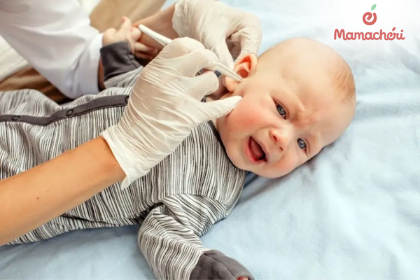Sự quan sát nhạy bén của mẹ chính là lá chắn bảo vệ thính giác cho con
