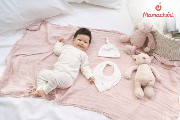Sự dịu dàng của mẹ kết hợp với chất liệu áo quần mềm mại giúp con luôn bình yên