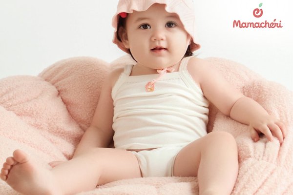 Trẻ sơ sinh mặc quần áo cotton thoáng mát giúp da được thoáng