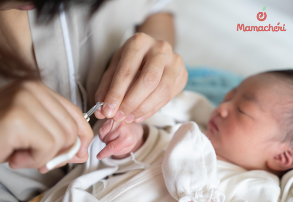 Chọn thời điểm bé đang thư giãn giúp mẹ tự tin hơn khi thực hiện cắt móng cho con