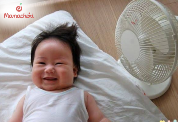 Đặt quạt đúng vị trí khi cho trẻ sơ sinh nằm ngủ