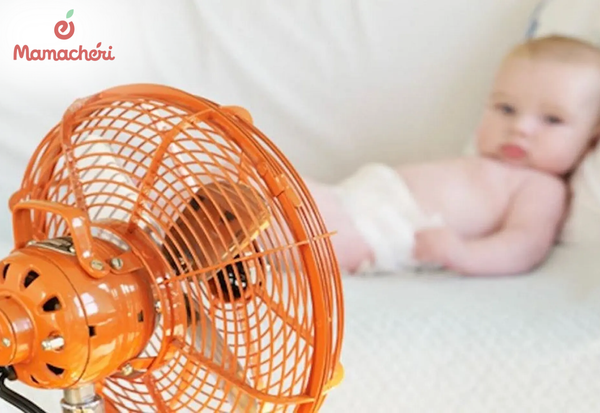 Theo dõi nhiệt độ phòng khi cho trẻ sơ sinh nằm quạt