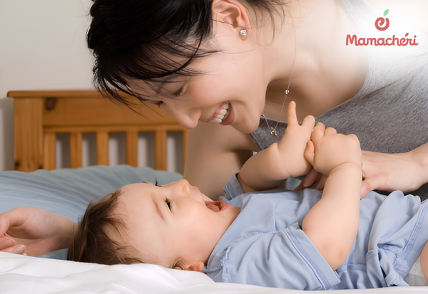 Từng cử chỉ nhỏ nhất của bé đều chứa đựng những thông điệp yêu thương cần mẹ giải mã.