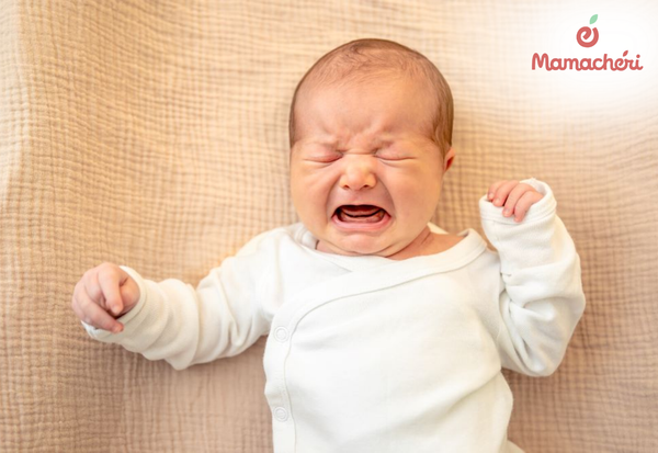 Mẹ hãy dỗ dành trẻ sơ sinh sớm khi con đang quấy khóc.