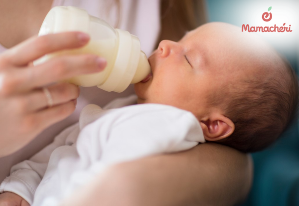 Mẹ hãy con bú ngay để tránh việc bé bị quá đói dẫn đến quấy khóc dữ dội.