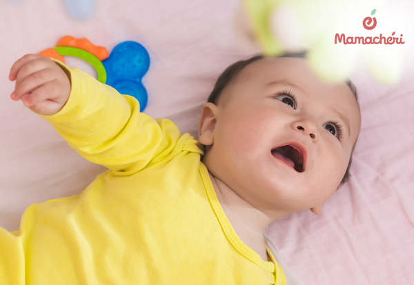 Một em bé sẵn sàng tương tác sẽ có đôi mắt mở to rạng rỡ, mỉm cười