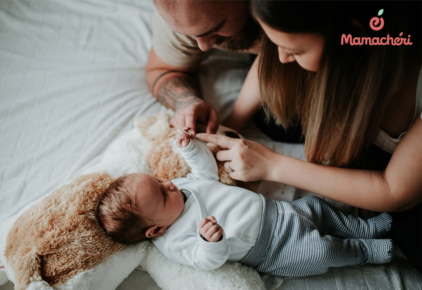 Sự tương tác dịu dàng của bố mẹ là ngôn ngữ tuyệt vời nhất dành cho con.