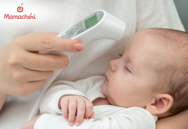 Mẹ hãy nhẹ nhàng sờ trán của bé để kiểm tra nhiệt độ cơ thể.