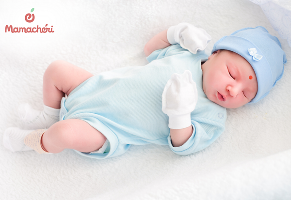 Chấm son cho trẻ sơ sinh theo phong tục cầu bình an trong ngày đầu về nhà