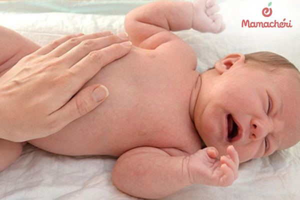 Dấu hiệu nhận biết tình trạng trẻ sơ sinh bị sôi bụng khi bú mẹ kèm theo chướng bụng, đầy hơi