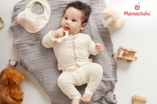 Quần áo sơ sinh thoải mái góp phần giúp con có giấc ngủ an lành để mau hồi phục
