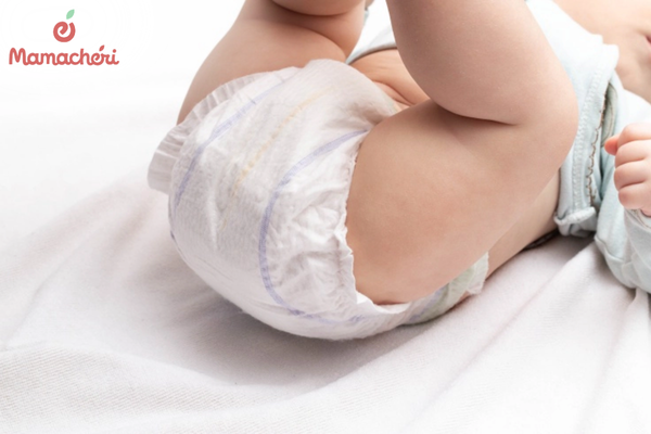 Mẹ massage bụng và vỗ ợ hơi giúp giảm tình trạng trẻ sơ sinh xì hơi nhiều hiệu quả