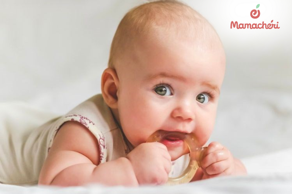 Sự khó chịu nhẹ ở nướu khiến bé luôn muốn tìm kiếm thứ gì đó để gặm nhấm