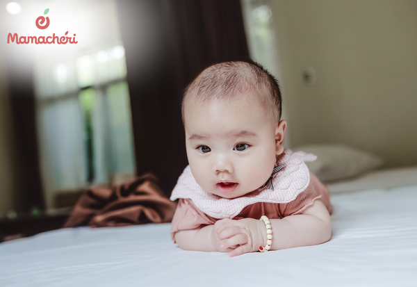 Bé tập nằm sấp Tummy Time để phát triển cơ cổ, cơ vai và cơ lưng.